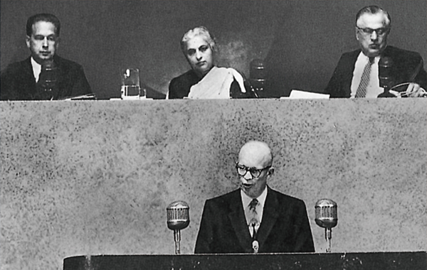 国連総会で演説をするアメリカのアイゼンハワー大統領